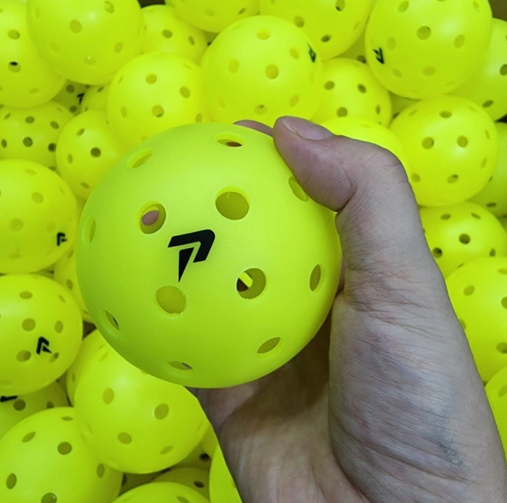 Bóng Pickleball Loại Nào Tốt Nhất Cho Sân Ngoài Trời?